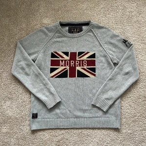 Grå morris tröja - Tjena! Säljer denna feta Morris tröjan som är i mycket bra skick och passar perfekt nu till hösten. Den är i storlek M men sitter något mindre. Tveka inte på att höra av dig vid minsta fråga eller fundering! Pris kan diskuteras vid snabb affär!