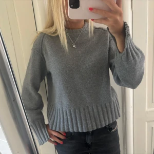 Stickad tröja arket - Snygg stickad tröja från arket med slits vid händerna 