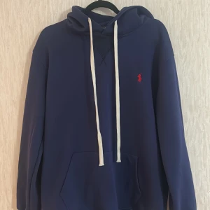 blå hoodie från Polo Ralph Lauren - Säljer en helt ny blå Ralph Lauren hoodie aldrig använt. Perfekt för chill dagar och enkel att matcha med jeans eller joggers.