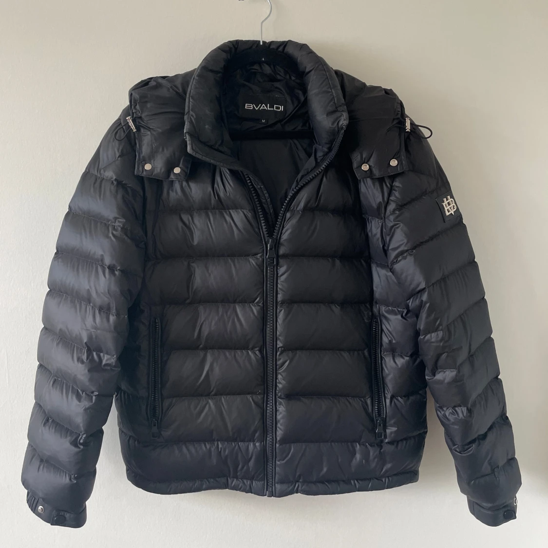 Svart pufferjacka från BVALDI