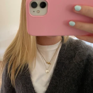 Guldigt halsband med hjärta - Gulligt halsband från Lotta Hasselblad med ett hjärta. Endast använt ett fåtal gånger och fortfarande i bra skick. Kommer tyvärr inte ihåg vilken längd. Skriv om ni har några frågor eller prisförslag💘(endast det guldiga)