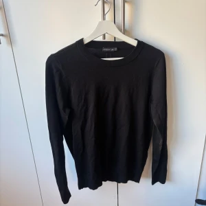 Svart stickad tröja från STOCKH LM - En svart, stilren stickad tröja från STOCKH LM i storlek M. Tröjan har rund halsringning och långa ärmar, perfekt för dig som gillar enkel och clean look. Materialet är mjukt och skönt, passar till många olika outfits.