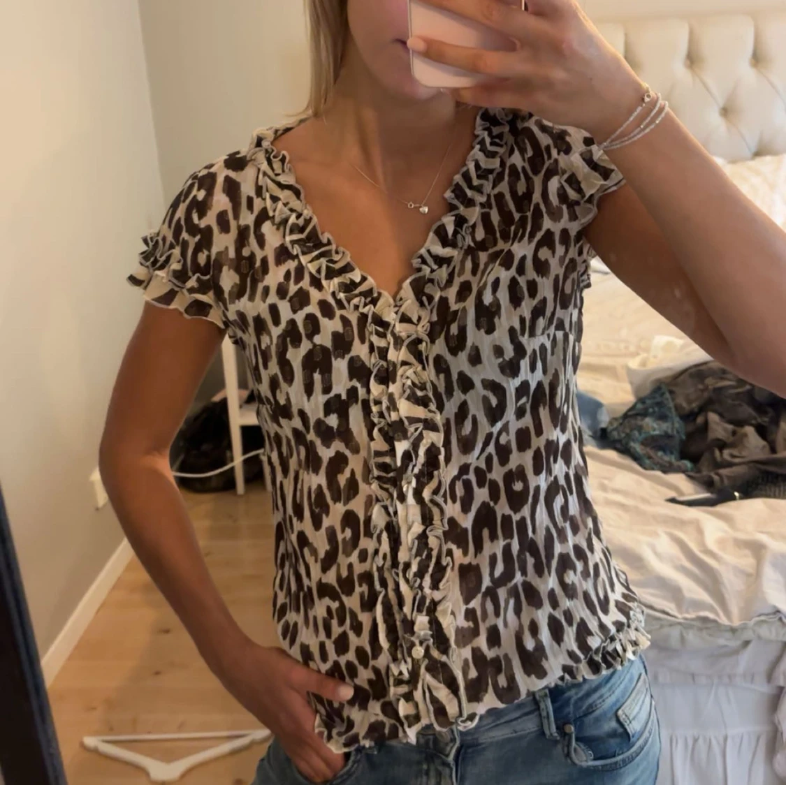 Leopardmönstrad blus med volang
