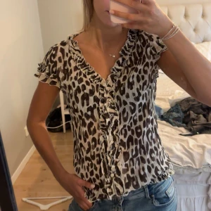 Leopardmönstrad blus med volang - Vacker leopardmönstrad blus 🤍🤍
