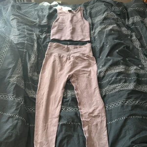 Ljusrosa ribbad tränings set Energetics - Säljer ett ljusrosa set perfekt för träning eller chill. Materialet är stretchigt och sömlöst för extra komfort. Snyggt och väldigt sköna att träna i