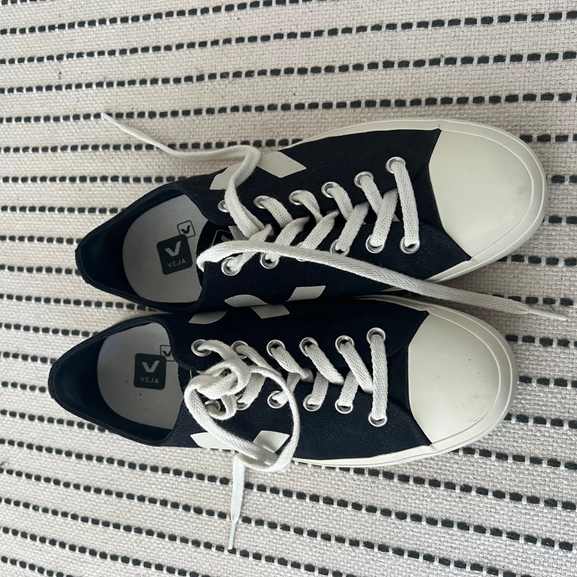 Svarta Veja sneakers med vit sula - 2