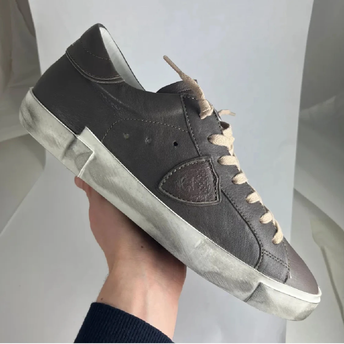 Bruna Philippe Model sneakers i skinn är lite söndriga som ni kan se på sissta bilden fast den syns inte när man har på de  - 2