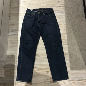 Levi's Stay Loose mörkblå jeans - Säljer ett par Levi's Stay Loose jeans i mörkblå tvätt. Modellen har rak passform och loose fit, vilket ger en chill och avslappnad vibe. Materialet är robust denim. 