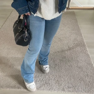 Bootcut ljusblå jeans - Snygga ljusblå bootcut jeans. Från lager 157 får inte användning av de. Så himla fin och bra passform men de är för långa på mig. Jag är 153cm. Byxorna är i storlek S/Short