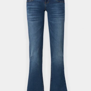 Blå bootcut jeans från LTB - Snygga blå jeans från LTB i modellen Valerie med klassisk bootcut passform. Jeansen har fem fickor, dragkedja och knapp framtill samt subtila slitningar för en cool look. Materialet är mjukt denim som sitter skönt och följer kroppen. Perfekt för dig som gillar retrovibbar.