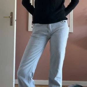 Ljusgrå jeans  - Snygga ljusgrå jeans från Bikbok. De är i modellen low straight! Säljer då jag inte riktigt tycker att de är min stil längre☀️