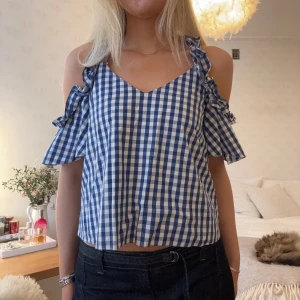 Rutig blus - Skitfin blus med cold shoulders! Så snygg💕💕(lånade bilder från hon jag köpte av