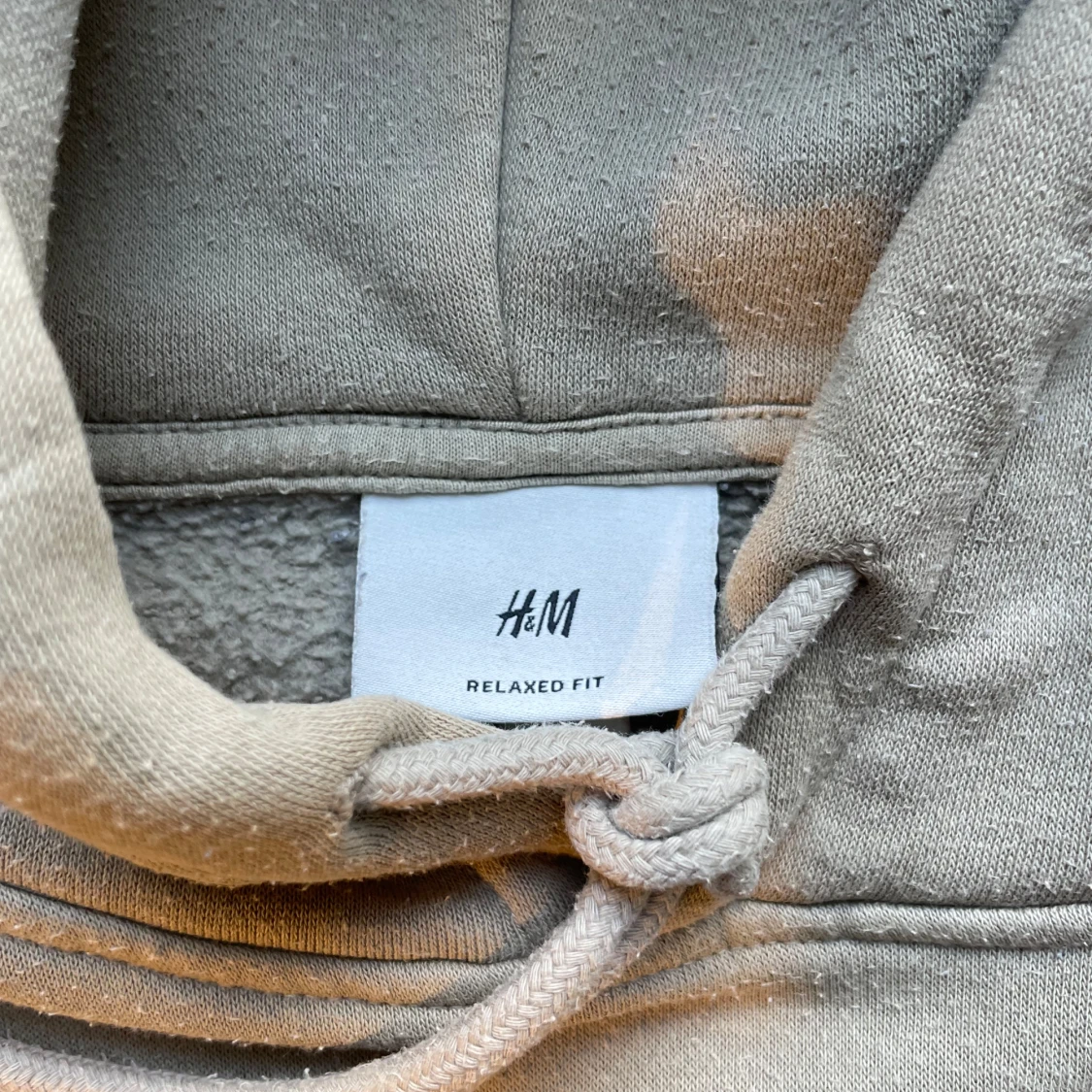 Grön hoodie från H&M med brodyr - 2