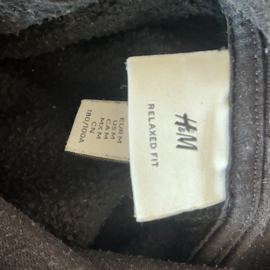 Svart hoodie med ryggtryck - 2