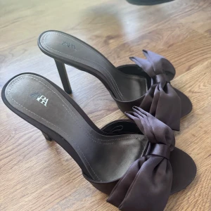 Bruna klackpumps med rosett från Zara - Snygga bruna pumps från Zara med hög klack och öppen tå🎀🌸 aldrig använda!🩷