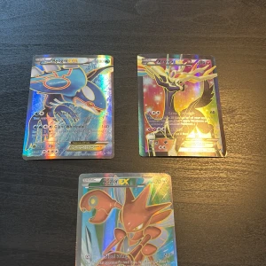 Pokémon EX Collection: Kyogre, Xerneas & Scizor - Tre coola Pokémon EX-kort med glittrande finish: Kyogre, Xerneas och Scizor. Perfekt för dig som vill boosta din samling eller spela med kraftfulla och snygga kort. Samlarvärde och nostalgi för alla Pokémon-fans!