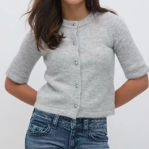 Grå kofta/tröja med pärlknappar - Skriv för fler bilder. Helt ny!