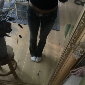 Bootcut jeans från Gina Tricot, svart - Svarta bootcut jeans från Gina Tricot med snygga fickdetaljer framtill och slitna kanter vid bensluten. Jeansen har låg midja och är gjorda i mjukt denim-material med en mörk tvätt. Säljer pga att dom är försmå för mig. Upsprätta nedtill. Kom privat för frågor eller fler bilder.💞 jag är 160cm. Nypris: 379kr.