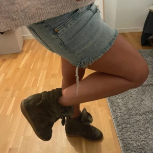 Isabel Marant bekett sneakers - Säljer ett par mörkbruna höga sneakers med cool design och platt sula. Skorna har flera kardborreband och är tillverkade i mjuk mocka med detaljer i olika bruna nyanser. Perfekt för dig som gillar streetstyle och vill sticka ut med dina skor.