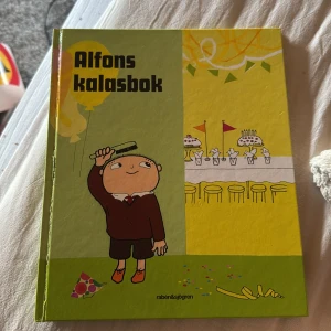 Alfons kalasbok - Färgglad och inspirerande bok med Alfons Åberg! Här hittar du tips på lekar, pyssel och recept för att fixa ett riktigt roligt kalas. Perfekt för dig som gillar att vara kreativ och ordna fest med vänner. En bok fylld med idéer och glädje för alla som älskar kalas.