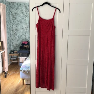 Nattlinne Siden Selma - Rött nattlinne med svarta prickar från Siden Selma. Använt mycket sparsamt, så nästan som ny! Storlek: S. Material: 100% silke.