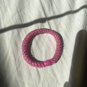 Hårsnodd  - Säljer ett snyggt rosa armband från Kknekki som aldrig har kommit till användning 🤍