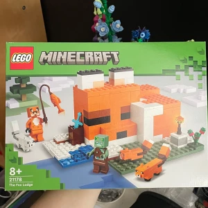 LEGO Minecraft The Fox Lodge 211178 - LEGO Minecraft The Fox Lodge 211178. Köpt på Legos hemsida. Original, oöppnad.  OBS! Säljs på flera platformer så skynda med att köpa!