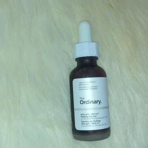 The Ordinary AHA 30% + BHA 2% - Säljer en The Ordinary AHA 30% + BHA 2% Peeling Solution i brun glasflaska med vit pipett. Perfekt för exfoliering av huden, ger glow och jämnare hudton. Innehåller både AHA och BHA för effektiv peeling. Flaskan rymmer 30 ml.