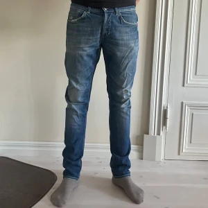 Blå jeans från Dondup, straight fit - Snygga blå jeans från Dondup med klassisk femficksdesign. Storlek 33 passar den som är runt 180cm. Skick 8/10! 499kr