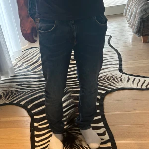 Blå jeans från Boggi Milano, storlek 31 - Snygga blå jeans från Boggi Milano som passar den som är runt 180 cm🙌 Jeansen har en slim/rak passform och är tillverkade i mjukt bomullsmaterial med lite stretch för extra komfort! Säljer för endast 399 kr⚜️Byxorna är helt nya. 