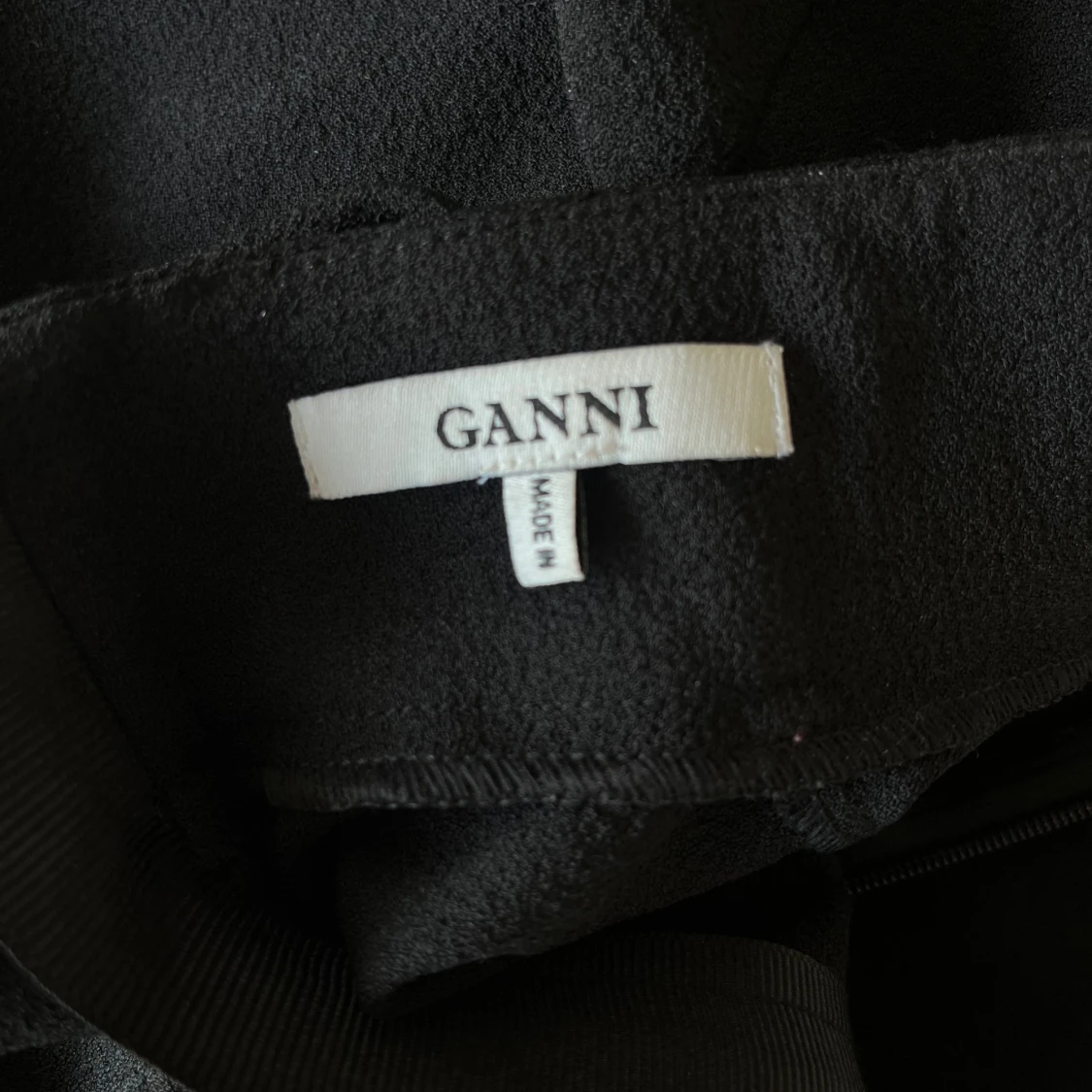 Svart volangklänning från Ganni - 3