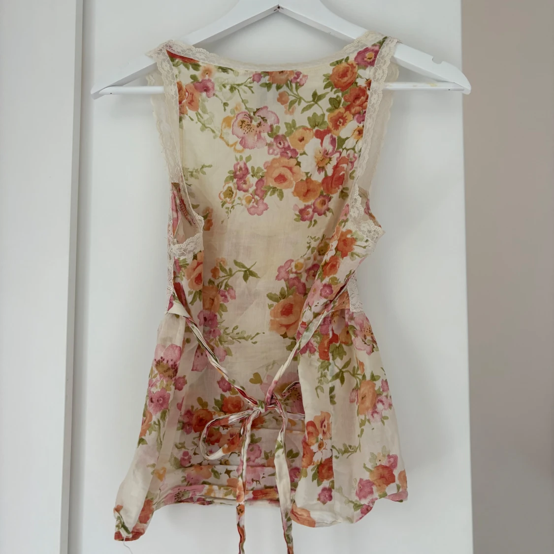 Blommig linnetopp från MNG  - 1