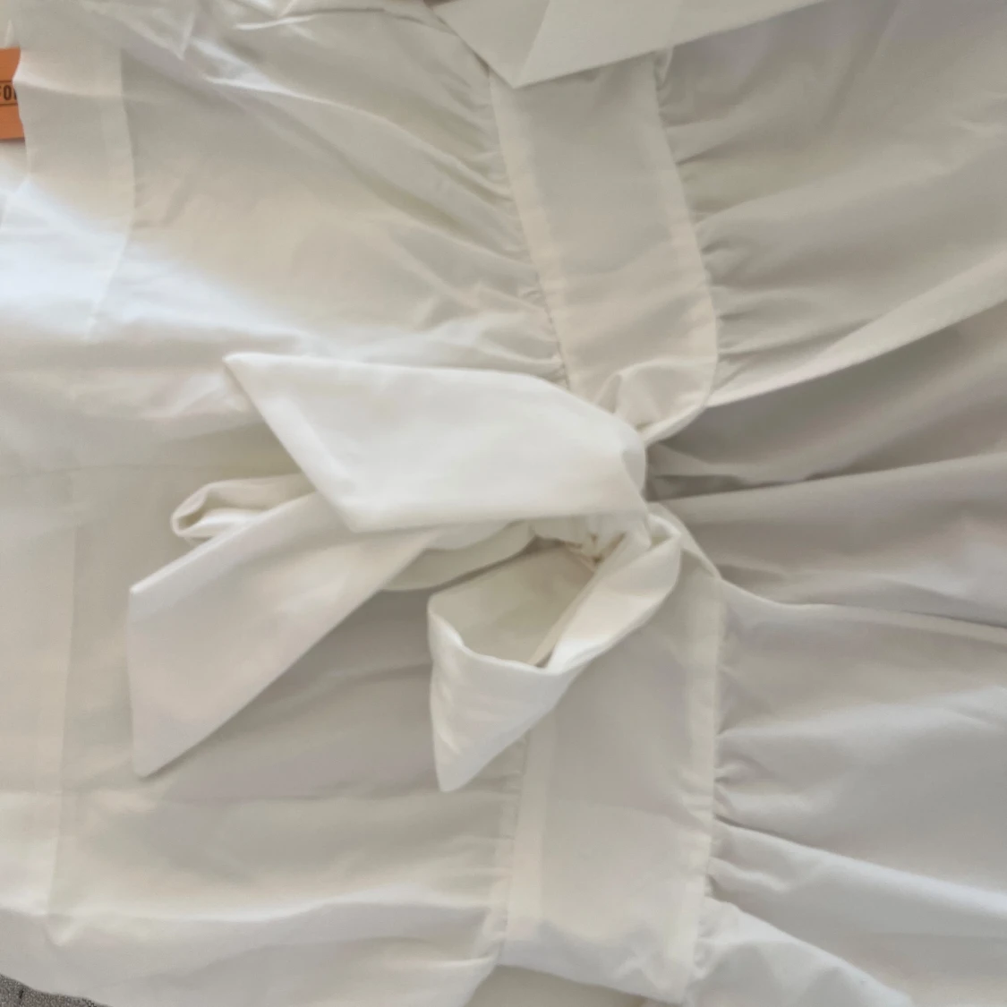 Vit blus med knyte i ryggen  - 4