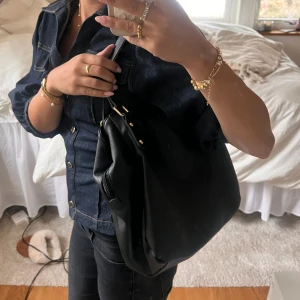 Svart Handväska - Svart handväska med tre fack inne och ett på utsidan. Bra skick