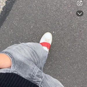 Grå slim fit jeans med slitningar - Säljer ett par grå slim fit jeans från 2Y Premium med coola slitningar och vita färgstänk på benen. Ser ut som Dsquared jeans. Perfekt för dig som vill sticka ut. Storlek 32, hör av dig om du behöver mer information 🤩