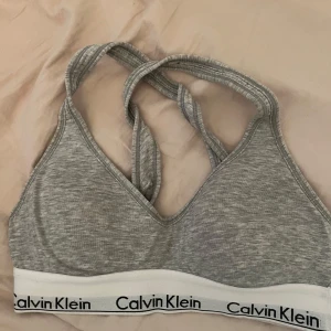 Grå vadderad topp från Calvin Klein - Vadderad 
