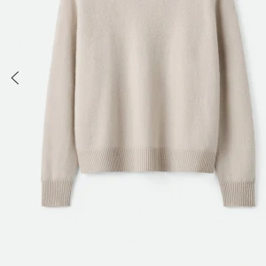 Beige stickad tröja med rund hals - Mysig beige stickad tröja med rund hals och långa ärmar. Tröjan har ribbade muddar vid ärmslut och nederkant, vilket ger en clean och enkel look. Perfekt att slänga på sig när det är lite kyligt ute. Passar dig som gillar neutrala färger och soft vibes. Köptes för 2900kr men säljes för 600kr IOM att den är nopprig (priset kan diskuteras) 