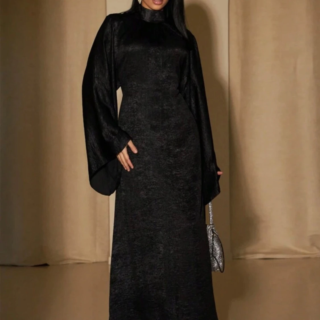 Svart långklänning med vida ärmar - 2