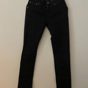 SVARTA NUDIE JEANS  - Köp ett par svarta nudie jeans för ynka 249 kr den har w: 26.  L: 32    Riktigt sköna och nästintill oanvända. Tveka inte om frågor finns. Jag finns för att svara på allt. Ha en fin dag och köp om suget finns😉