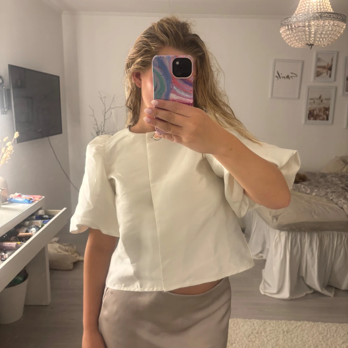 Vit blus med puffärmar i satin