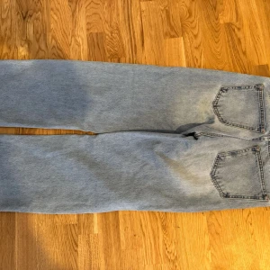 Ljusblå raka jeans från Levi's 501 - Klassiska ljusblå Levi's 501 jeans med raka ben och femficksdesig baggy 