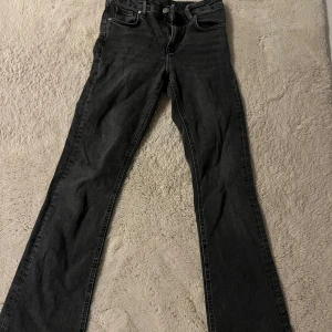  bootcut jeans zara - Säljer ett par svarta jeans med bootcut passform och rå, fransad kant nertill. Jeansen har klassisk femficksdesign och är tillverkade i ett mjukt denimtyg. Jag har klippt i längden och de passar mig perfekt som är 158cm.