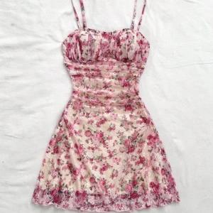 Blommig spetsklänning från SHEIN - Kort klänning från SHEIN med blommigt mönster i storlek S. Aldrig använd💗