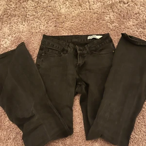 Svarta bootcut jeans från Veromoda  - Säljer ett par svarta jeans från veromoda med bootcut-modell. Jeansen har klassisk femficksdesign, normal midja/ låg midja och är tillverkade i ett mjukt bomullstyg med lite stretch. Perfekta för dig som gillar en tidlös och clean look.( är svartare i verkligheten) 