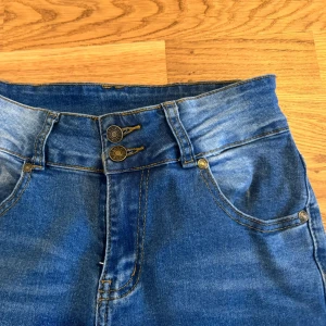 Blå bootcut jeans med hög midja - Snygga blå jeans med bootcut passar bra långa 