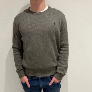 Grå stickad Ralph Lauren tröja  - Grå stickad tröja från Ralph lauren || storlek S || tröjan är i bra skick bortsett från slitage i armhålorna, se bild 5 || mitt pris 499kr || modellen på bilden är 170cm och väger 60kg || tveka inte på att höra av dig vid frågor eller funderingar 