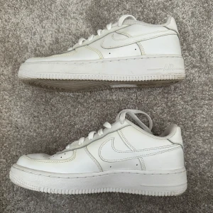 Vita sneakers - Använda fåtal gånger men har blivit lite missfärgade (gula) på vissa ställen tyvärr