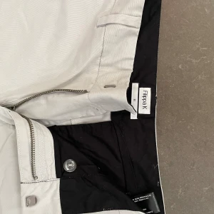 Vita Filippa K byxor - Riktigt snygga men tyvär försmå Filippa K byxor it perfekt cond (inga flaws). Kostar 1500kr nya!Välkomnar alltid bud och frågor