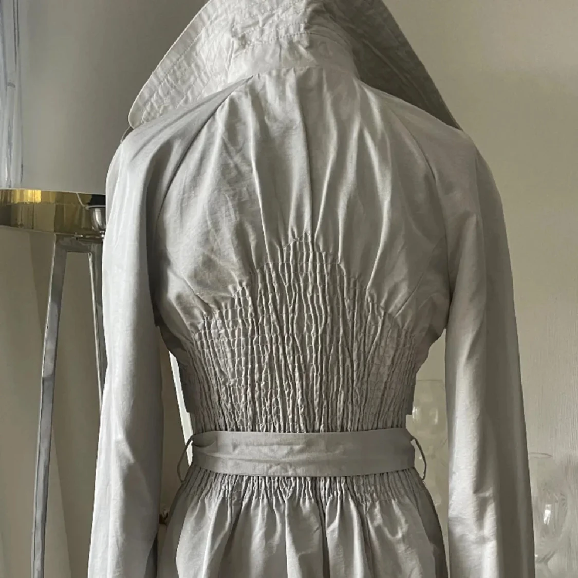 Ljusgrå trenchcoat med bälte - 2