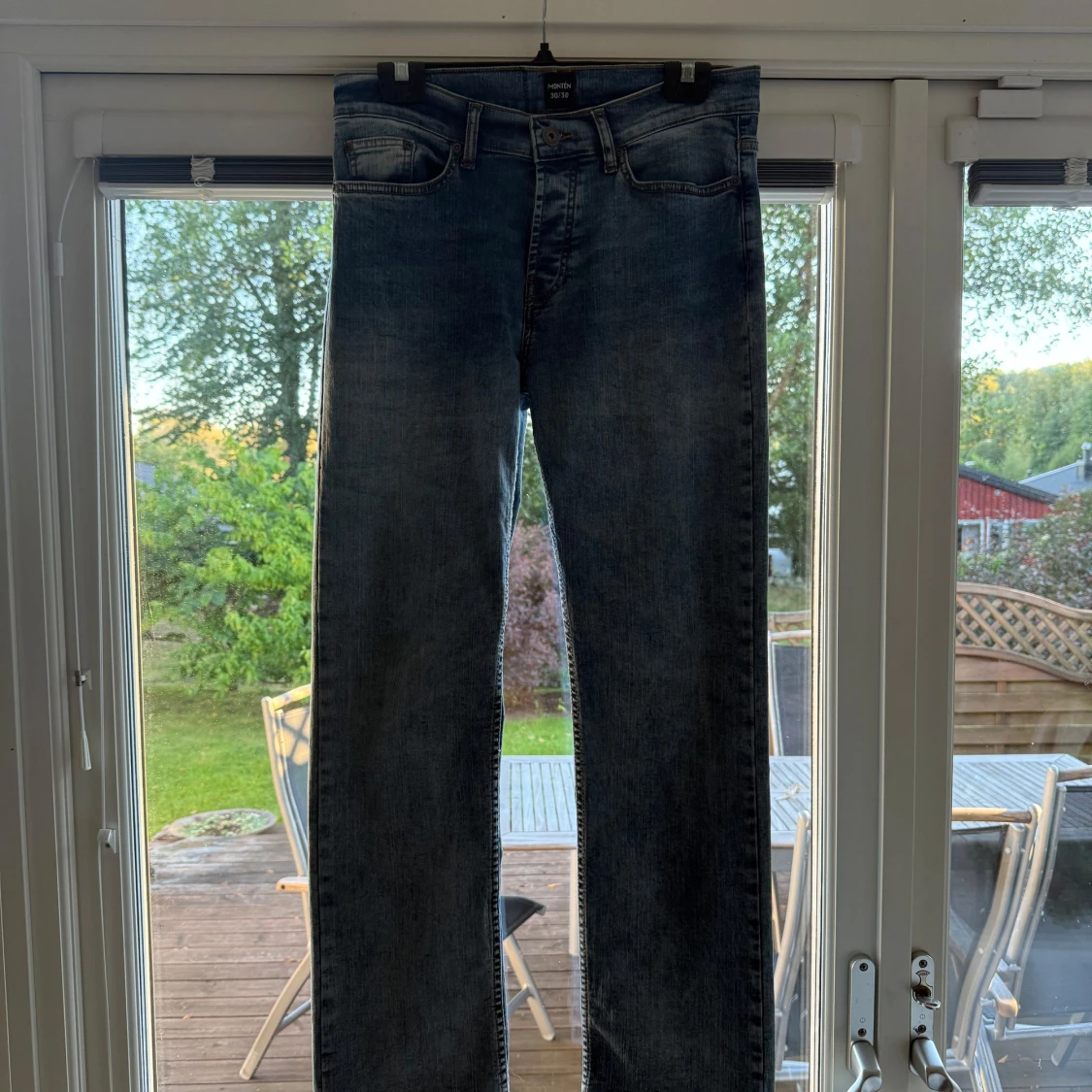 Ljusblåa monten jeans